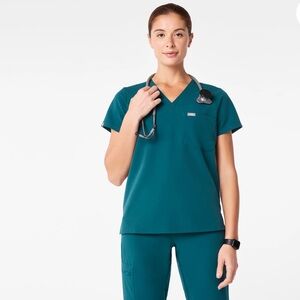 Figs Zamora One Pocket Scrub Top- 
Teal Blue (tooth on L sleeve) DESCRIPTION
